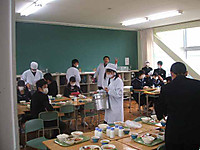 20110408_31kyusyokujunbi1